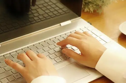 パソコンを打つ手