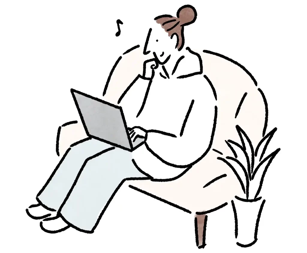 家でパソコンを見てる女性