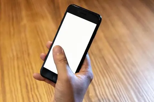 スマートフォンをタッチする手