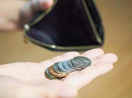 財布から小銭を出す