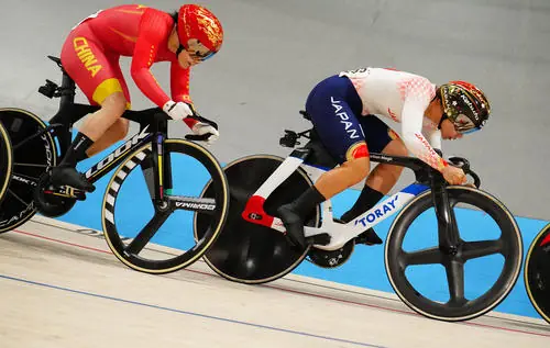 オリンピックでレースを走るガールズケイリン選手