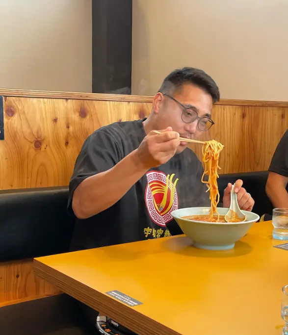 ラーメンを食べる神山拓弥選手